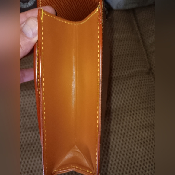 Louis Vuitton epi wristlet clutch- Authenticated - Picture 6 of 8